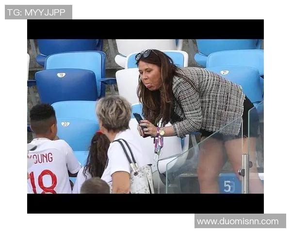 足球明星的妻子穿白衬衫展现优雅气质引发时尚热潮